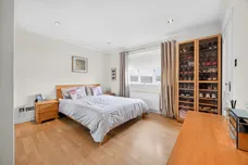 Flures Place, Erskine