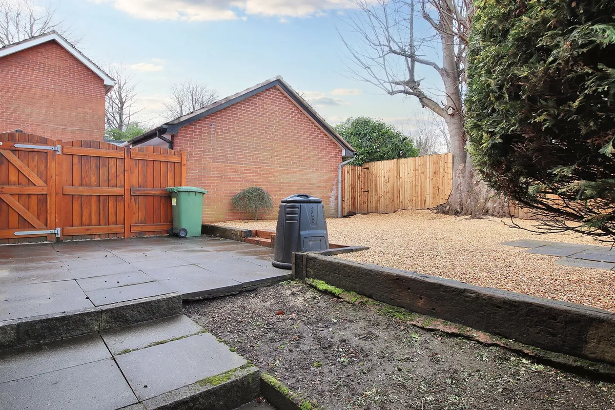 Francis Road, Frodsham, WA6