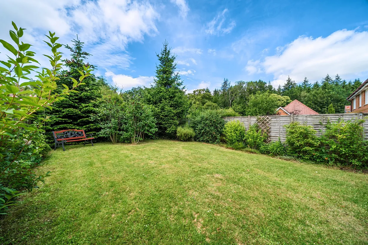 Oakhurst Drive, Four Marks, GU34 photo 13