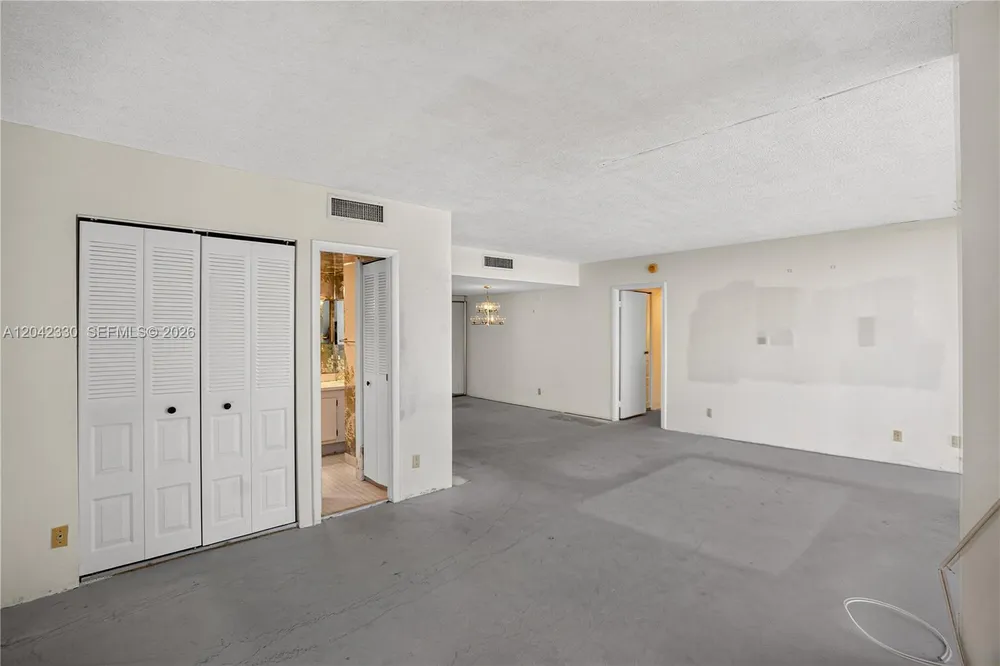 20301 W Country Club Dr, Aventura, FL 33180