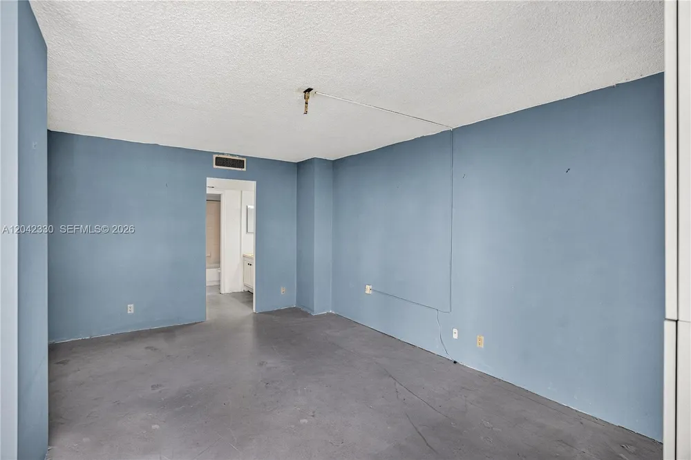 20301 W Country Club Dr, Aventura, FL 33180