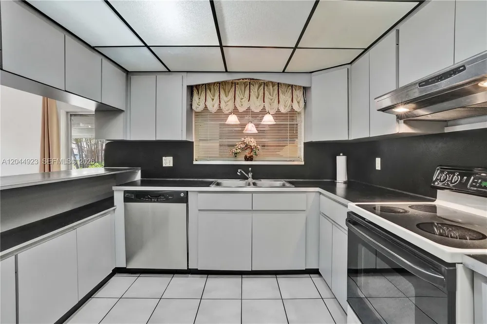 1050 SW 123rd Ave, Miami, FL 33184