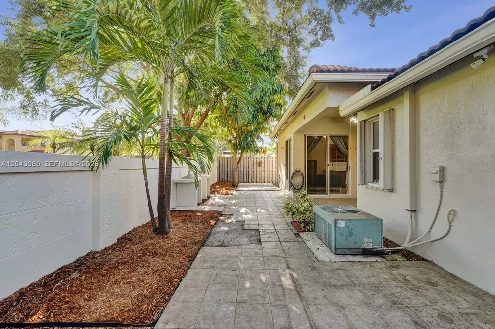 14003 N Cypress Cove Cir, Davie, FL 33325