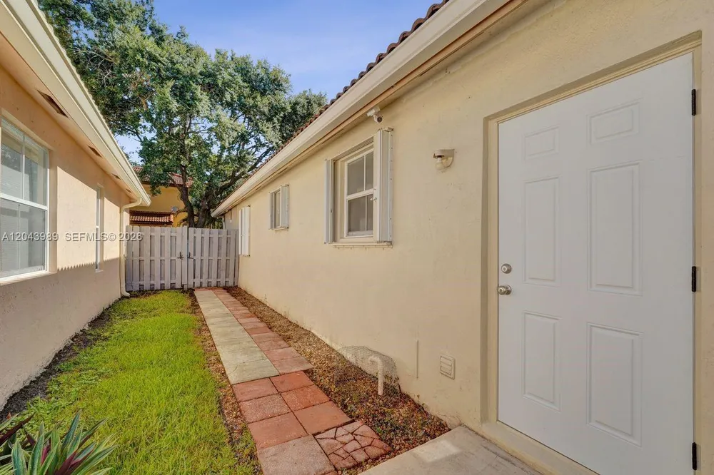 14003 N Cypress Cove Cir, Davie, FL 33325