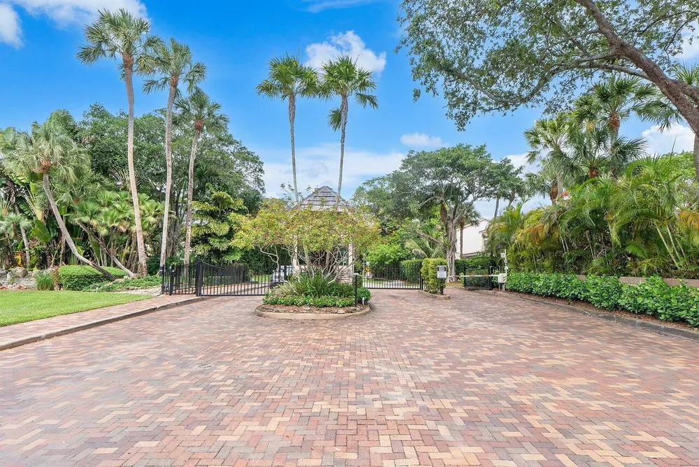 3904 Sanctuary Dr, Coral Springs, FL 33065