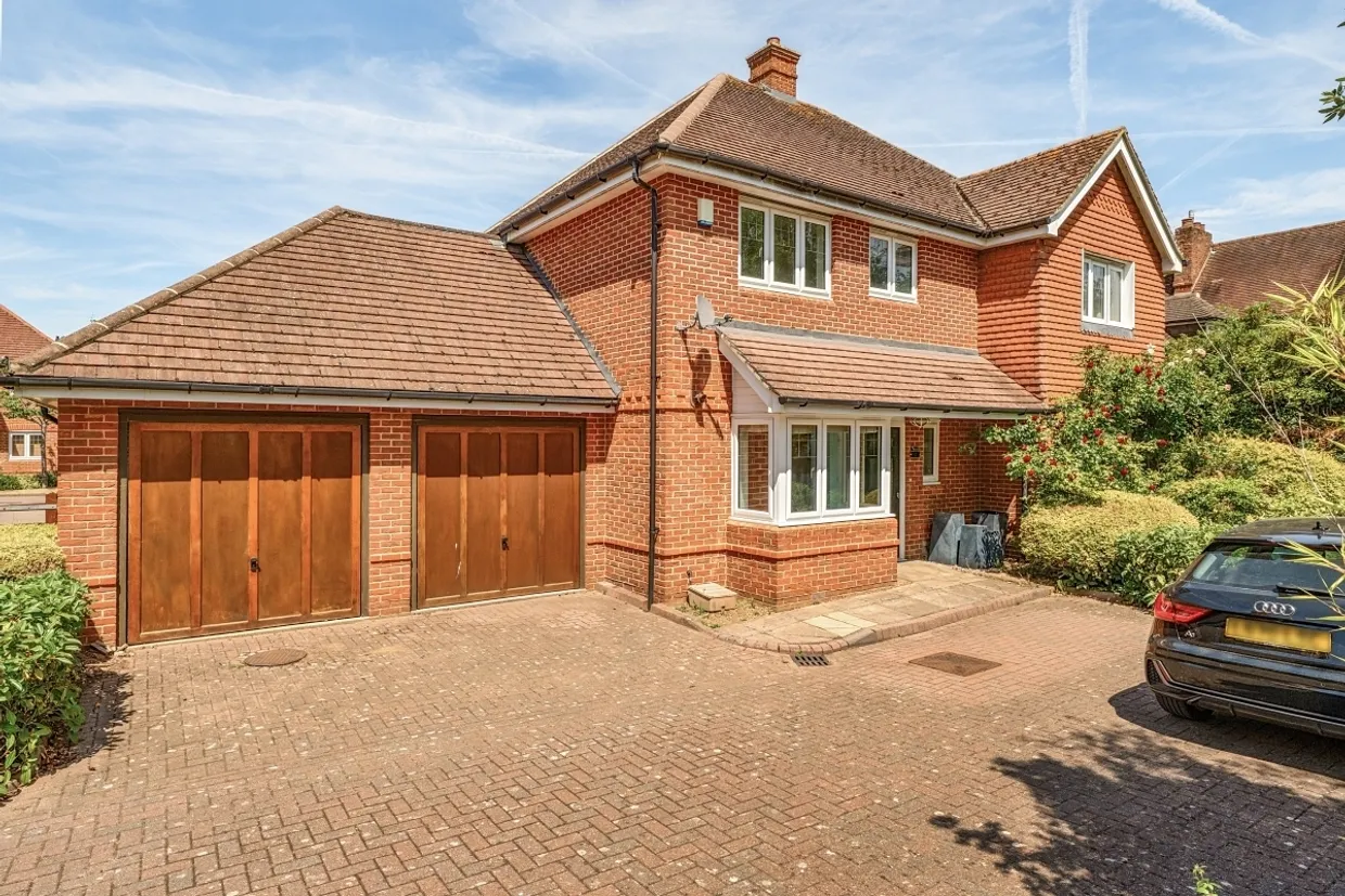 Nower Close East Dorking RH4 photo 1