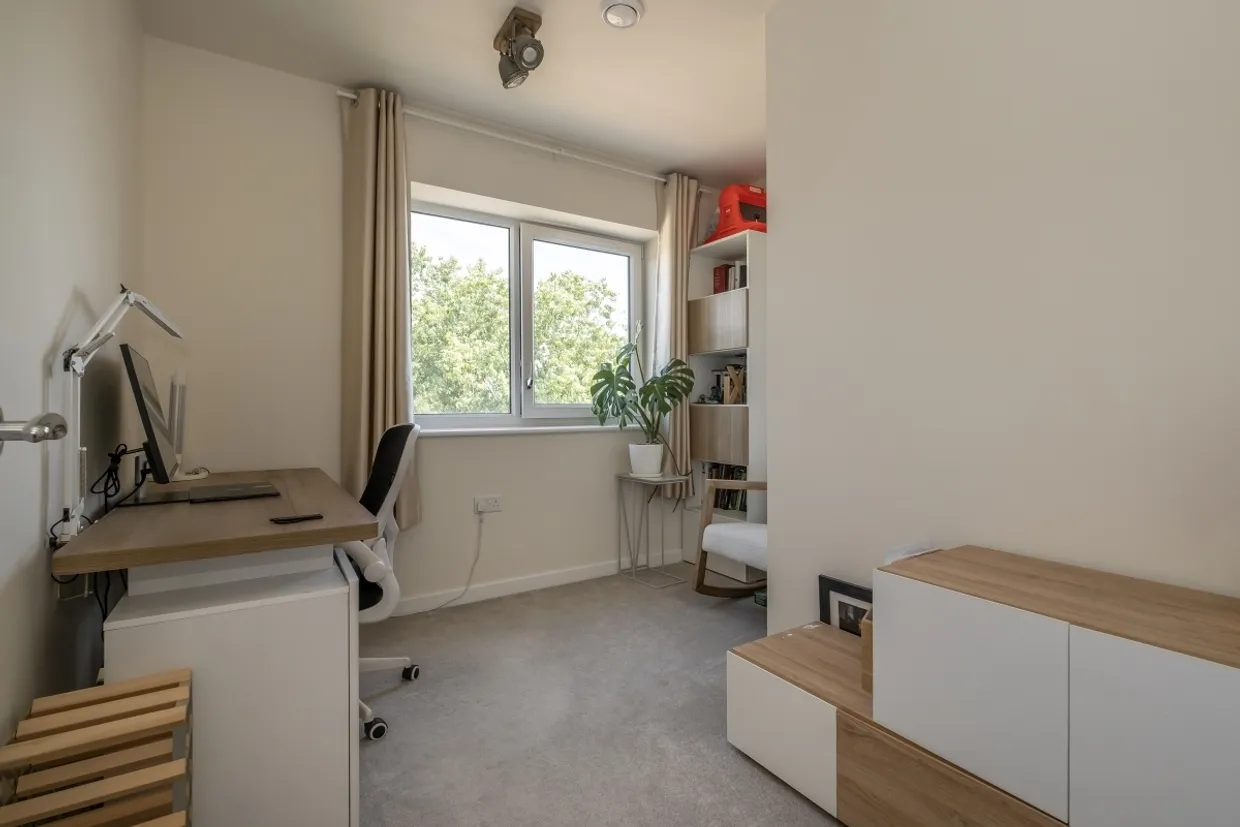 20 Springfield Drive London SW17 photo 8