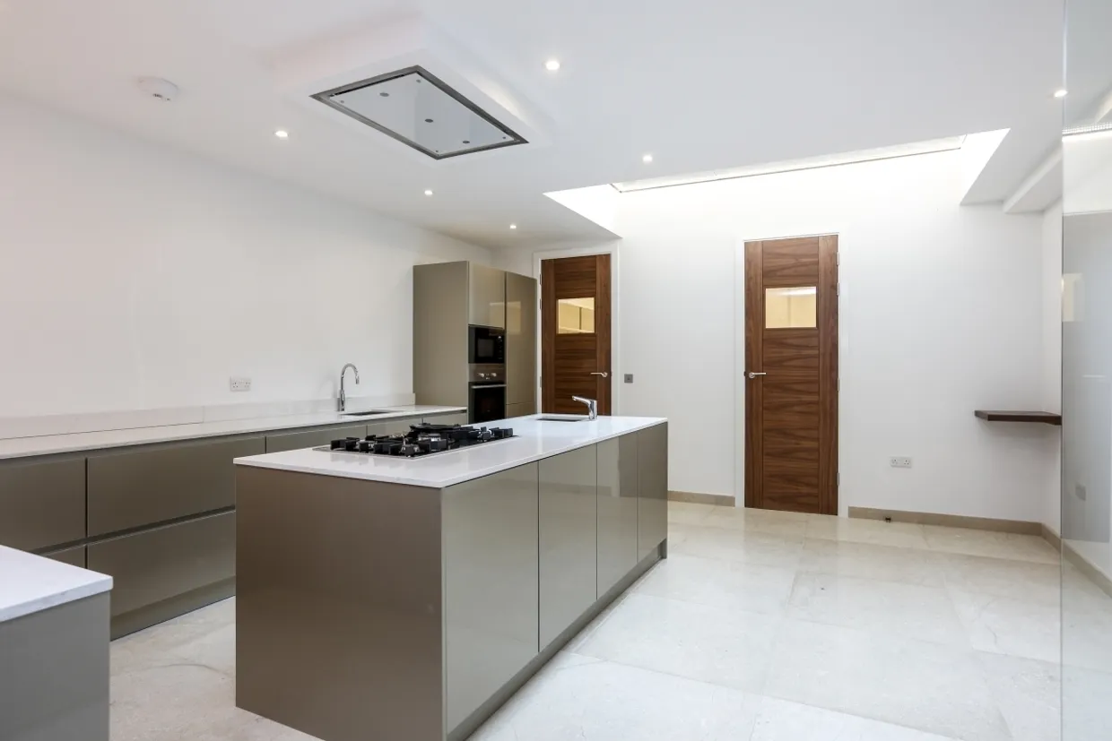 Freshford Street London SW18 photo 4