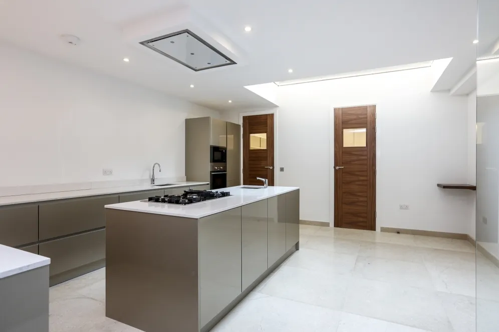Freshford Street London SW18 photo 4