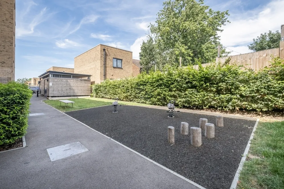 20 Springfield Drive London SW17 photo 16