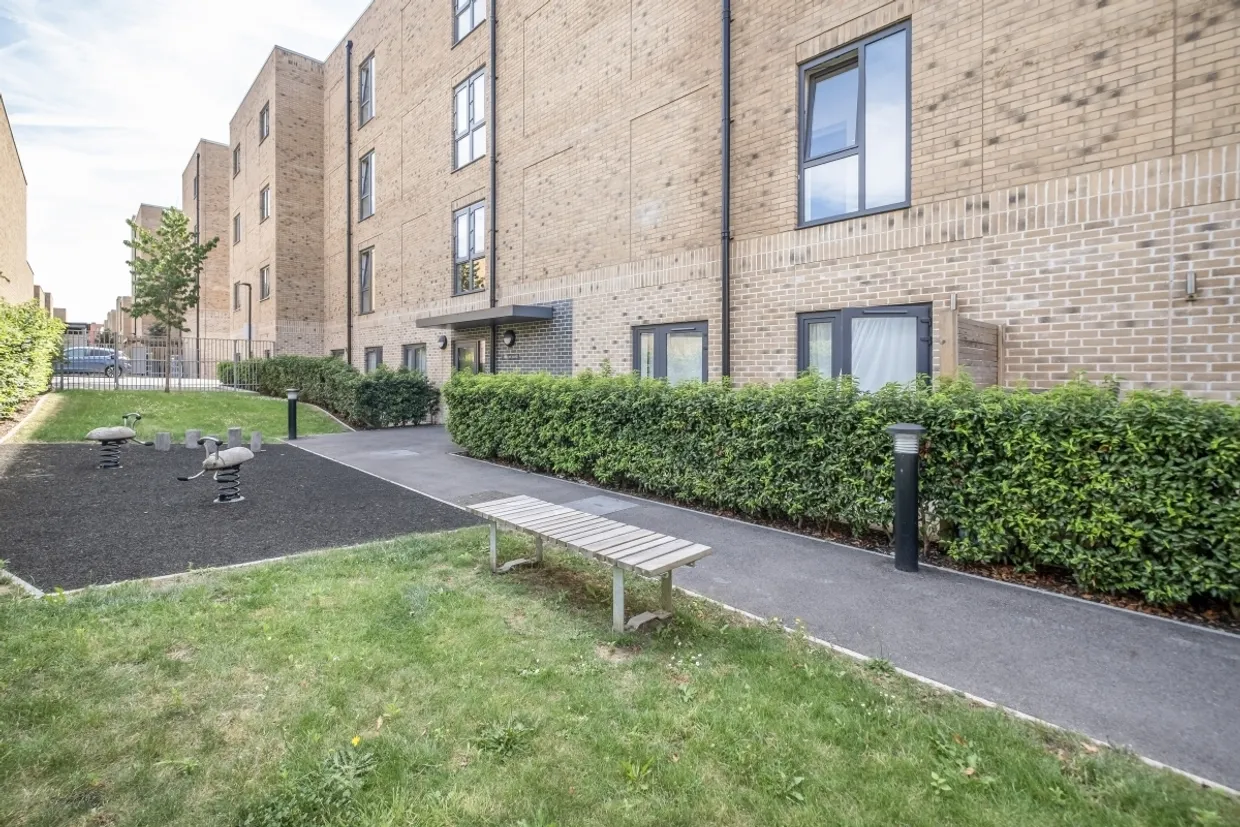 20 Springfield Drive London SW17 photo 17
