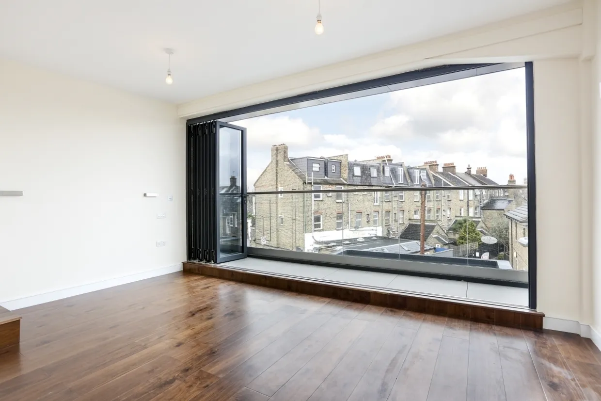 Freshford Street London SW18 photo 6