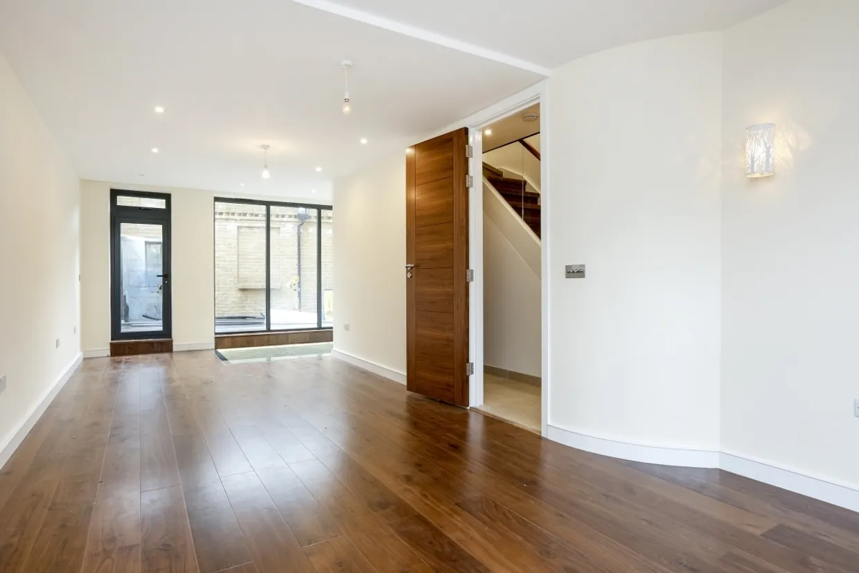 Freshford Street London SW18 photo 8