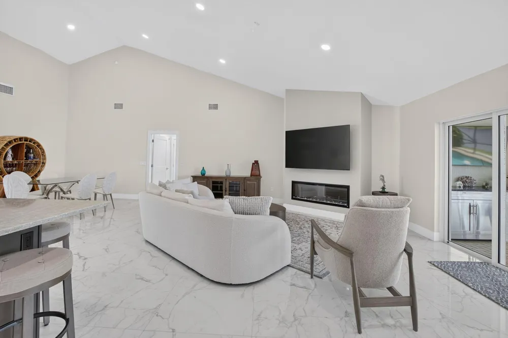7082 NW 3rd Ave, Boca Raton, FL 33487