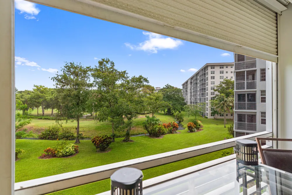 625 Oaks Dr, Pompano Beach, FL 33069