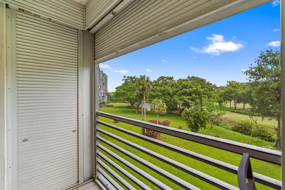 625 Oaks Dr, Pompano Beach, FL 33069