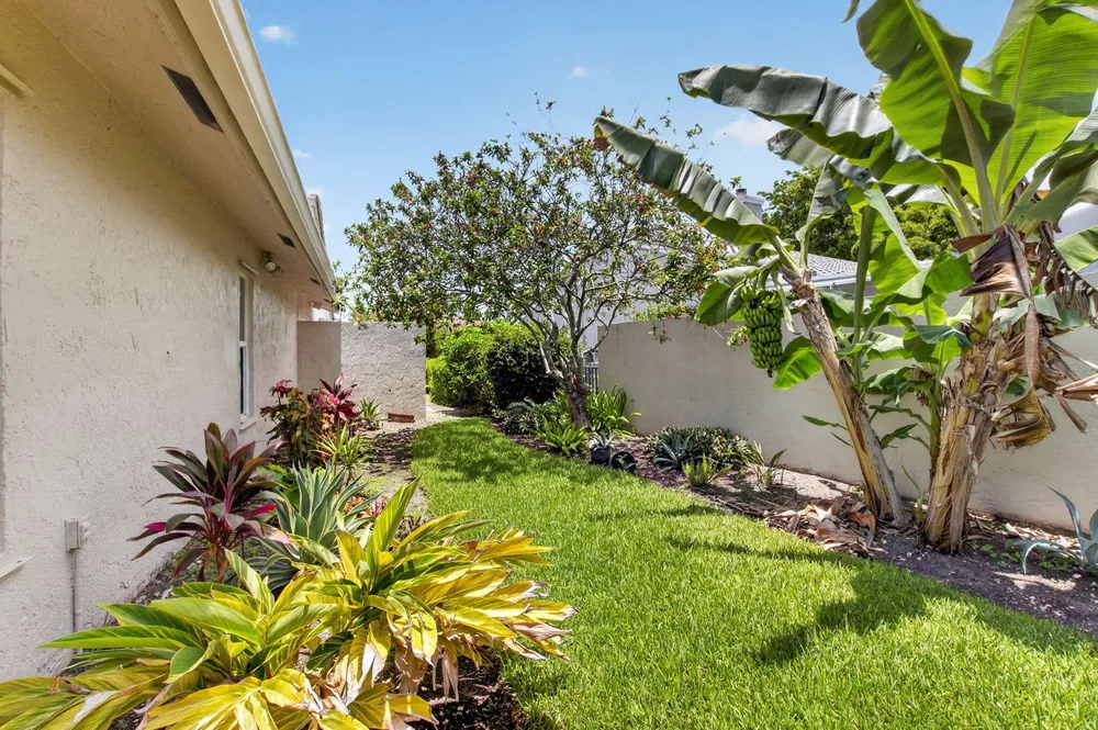 7082 NW 3rd Ave, Boca Raton, FL 33487