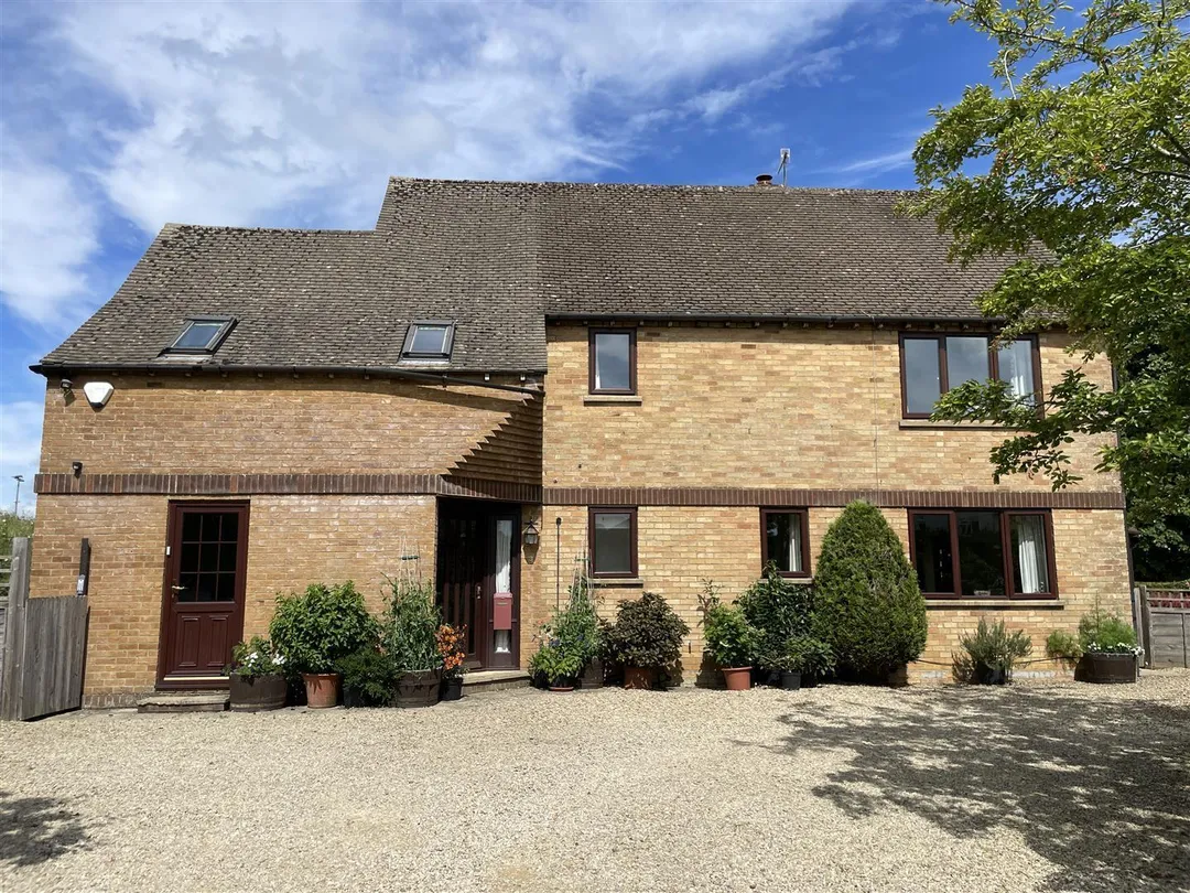 https://mr0.homeflow-assets.co.uk/files/photo/image/47812/3055/_x_/nvEqd8lQ3kyHqt-URq6htA.jpg