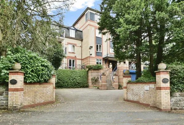 Racefield Road, Altrincham, WA14