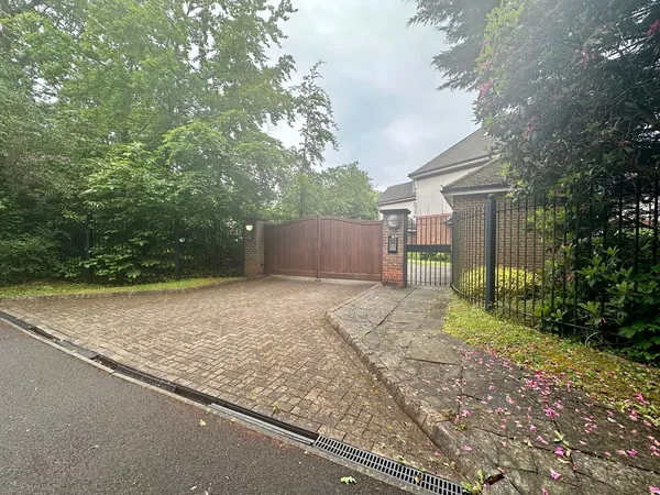 White Lodge, Bassett