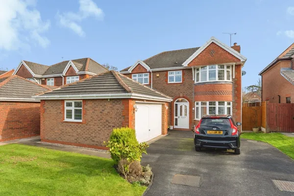 Manor Park Drive, Great Sutton, Elles...