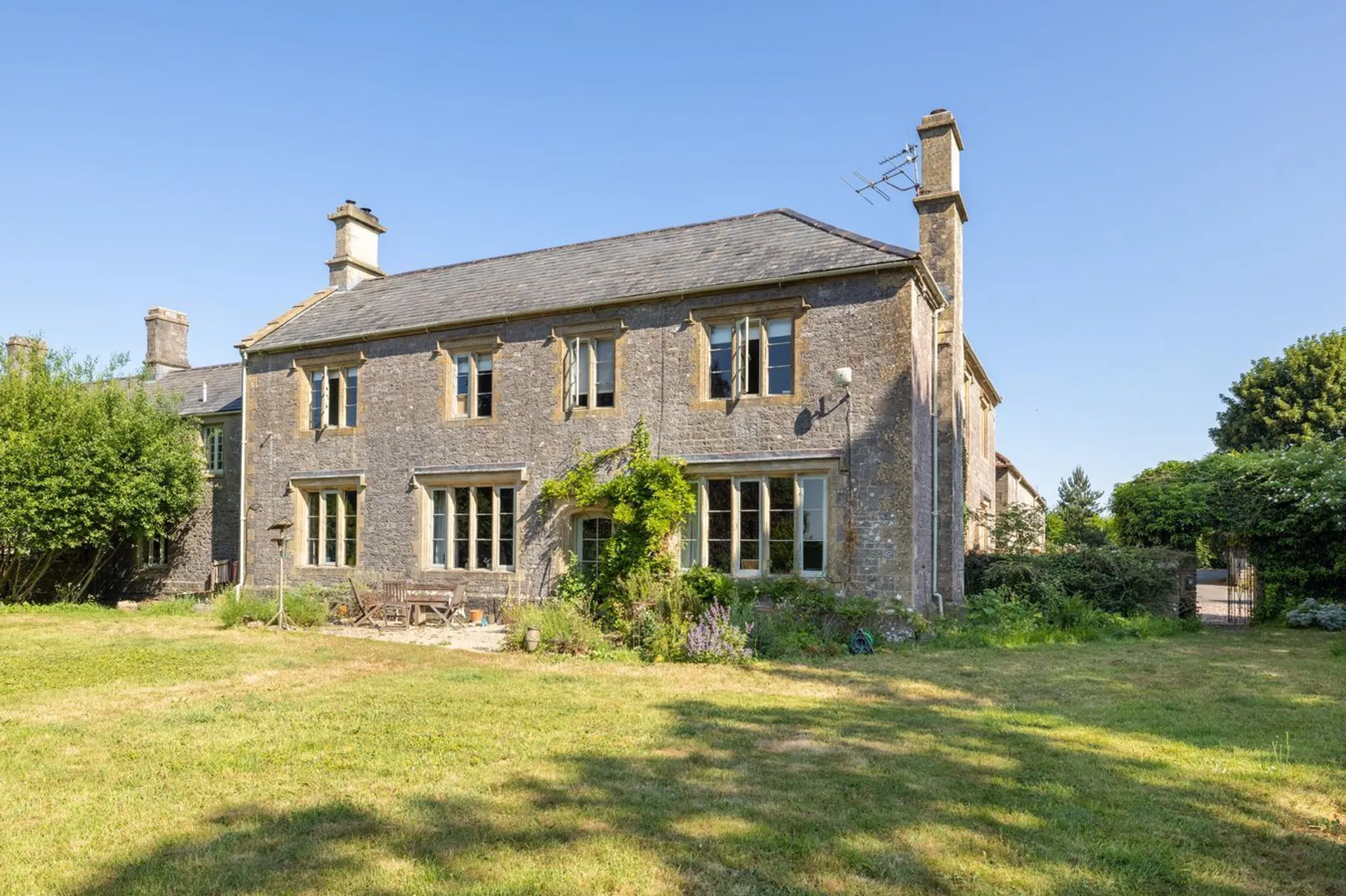 https://mr0.homeflow-assets.co.uk/files/photo/image/47817/1413/_x_/53045751.jpg