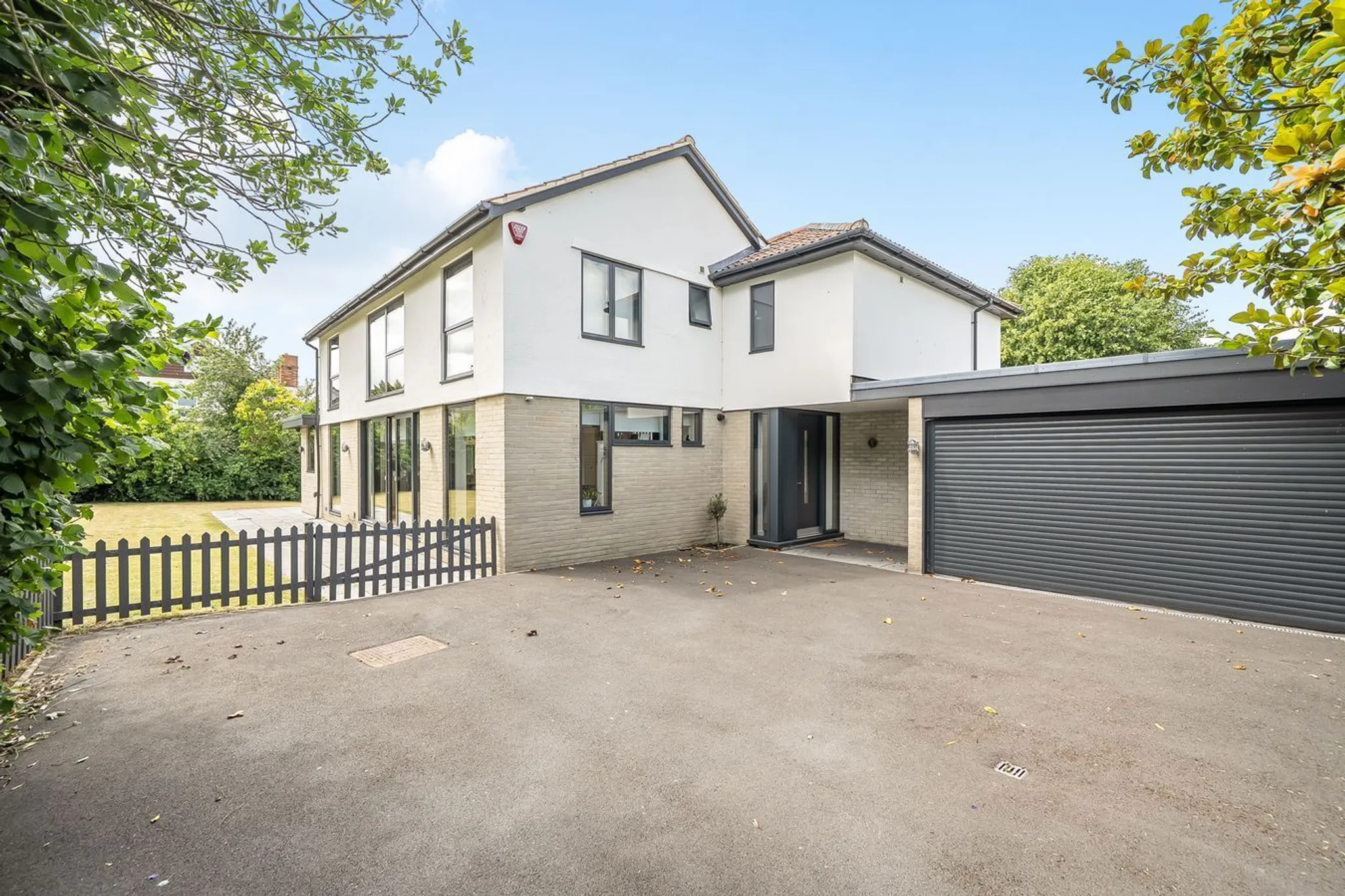 https://mr0.homeflow-assets.co.uk/files/photo/image/47818/6135/_x_/58028821.jpg