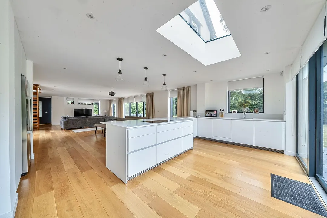 https://mr0.homeflow-assets.co.uk/files/photo/image/47818/6136/_x_/58027280.jpg