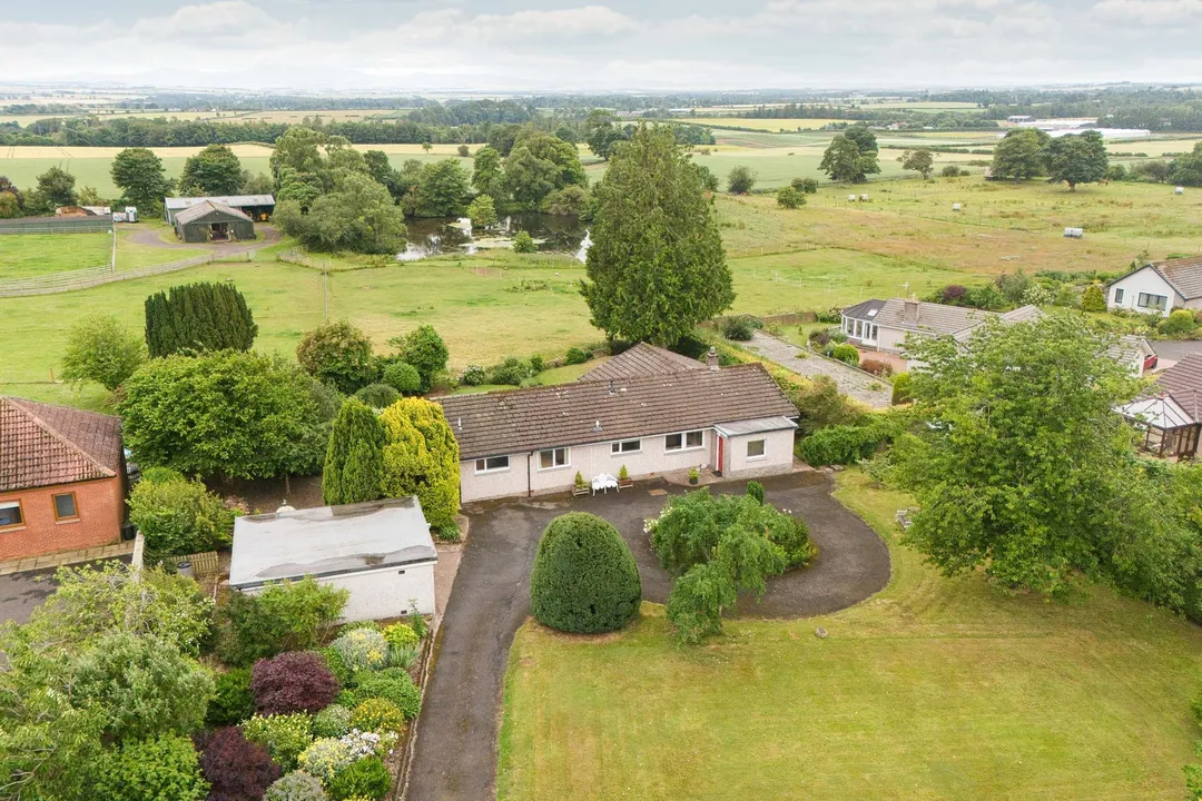 https://mr0.homeflow-assets.co.uk/files/photo/image/47819/2408/_x_/DJI_20260706102822_0467_D-13.jpg