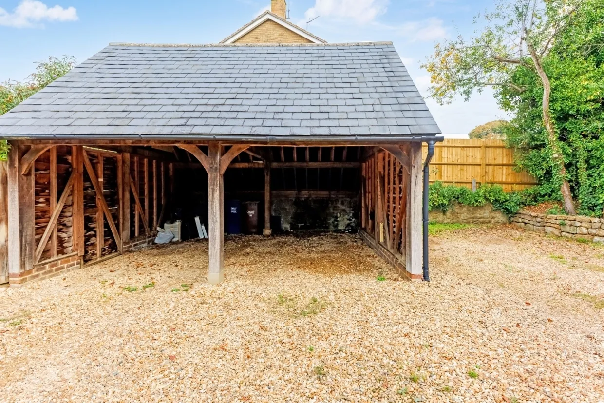 Wroxton Lane Horley OX15 photo 18
