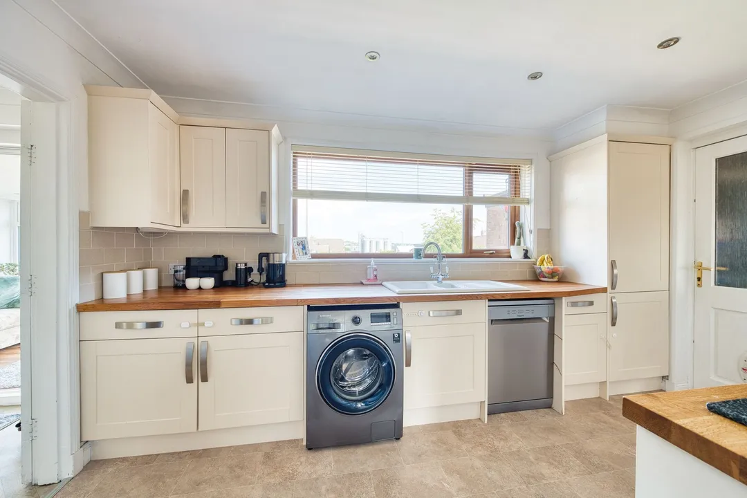 https://mr0.homeflow-assets.co.uk/files/photo/image/47827/7973/_x_/DSC_3443_HDR-13.jpg