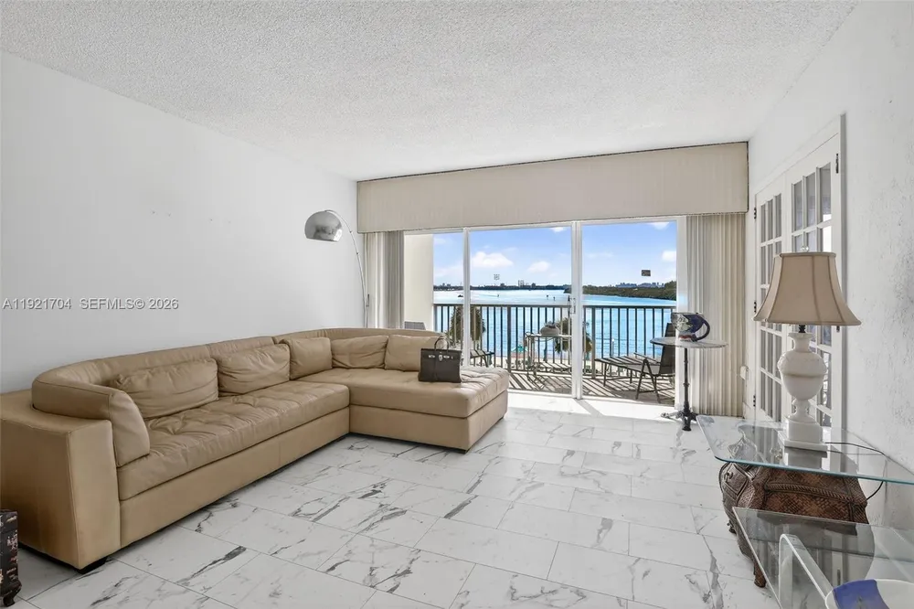 300 Bayview Dr, Sunny Isles Beach, FL 33160