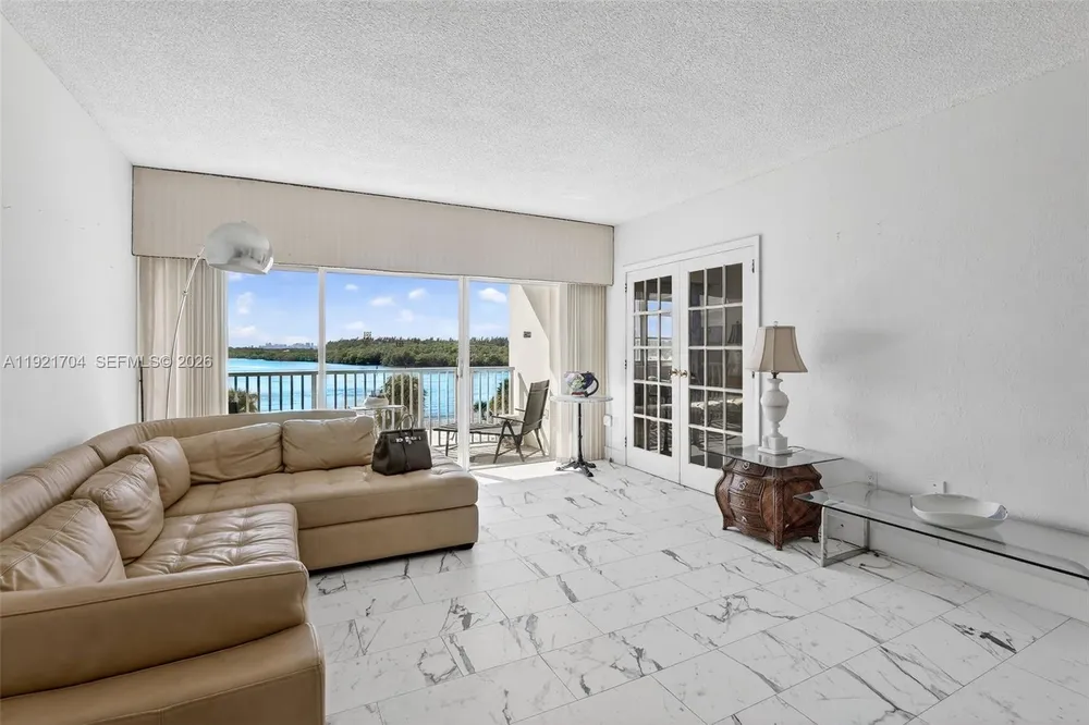 300 Bayview Dr, Sunny Isles Beach, FL 33160