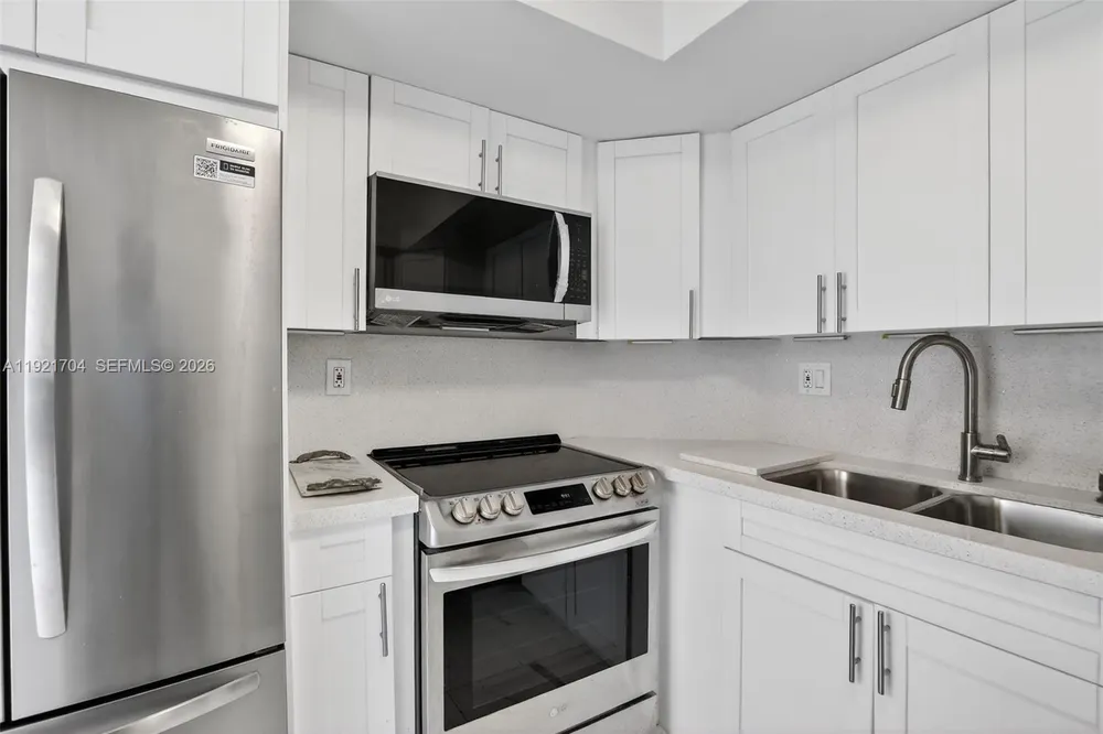 300 Bayview Dr, Sunny Isles Beach, FL 33160
