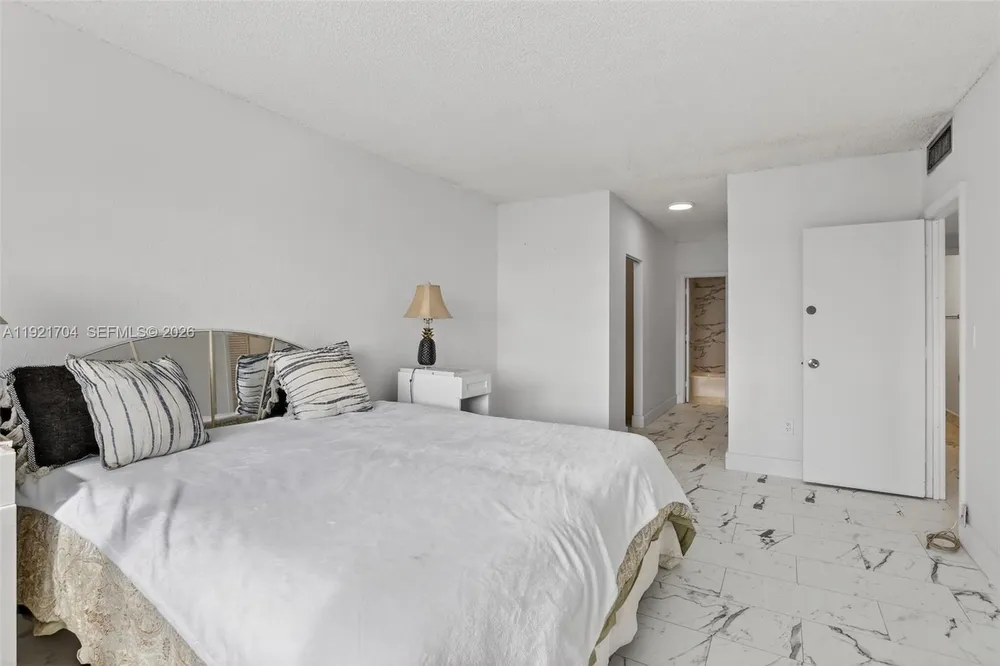 300 Bayview Dr, Sunny Isles Beach, FL 33160