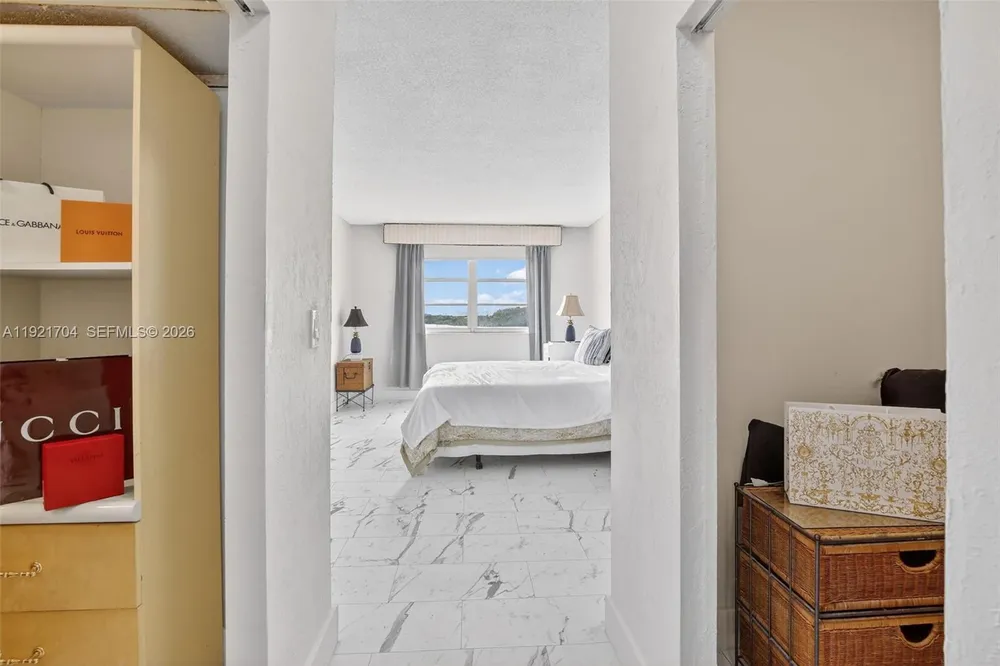 300 Bayview Dr, Sunny Isles Beach, FL 33160