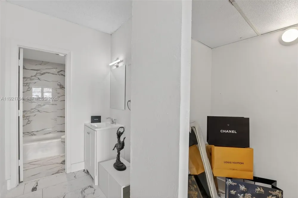 300 Bayview Dr, Sunny Isles Beach, FL 33160