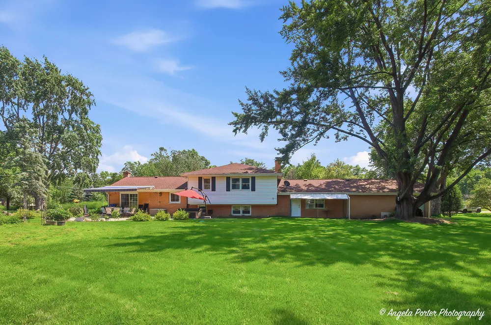 152 Foxwood Ln, Barrington, IL 60010