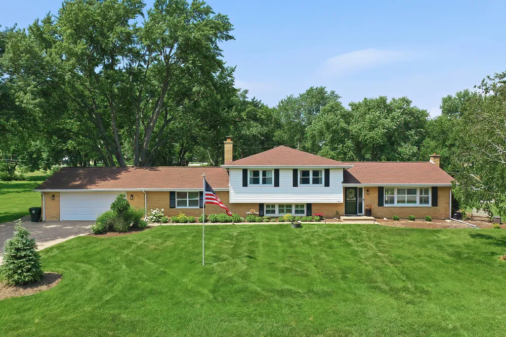 152 Foxwood Ln, Barrington, IL 60010