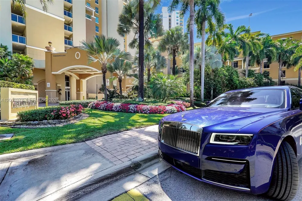 3340 NE 190th St, Aventura, FL 33180