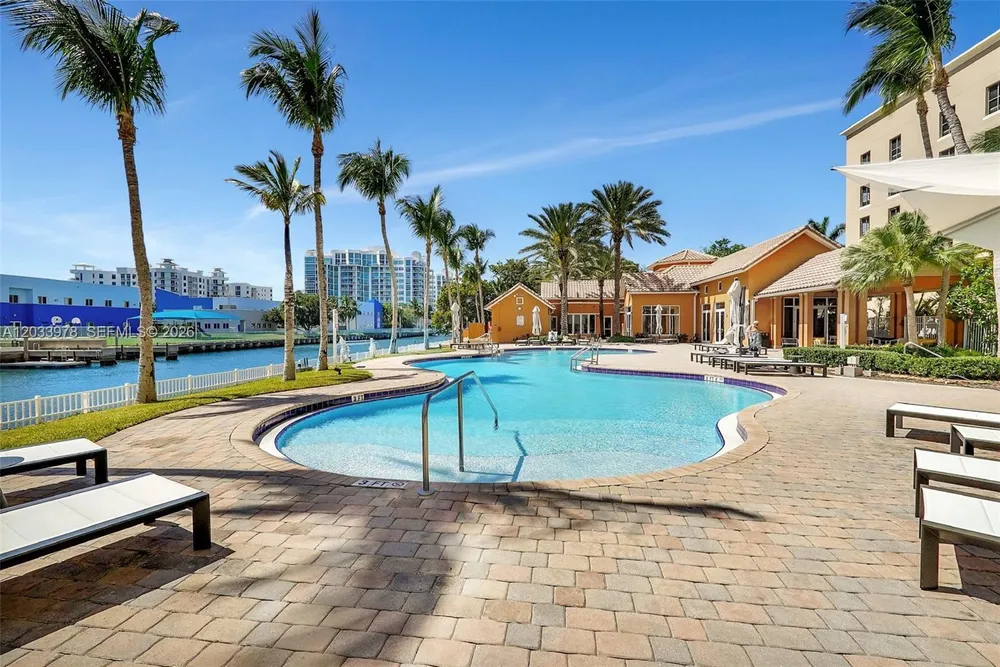 3340 NE 190th St, Aventura, FL 33180