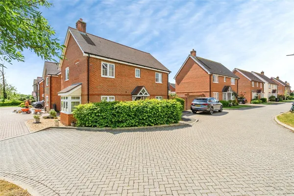 Vespasian Close, Westhampnett, Chiche...