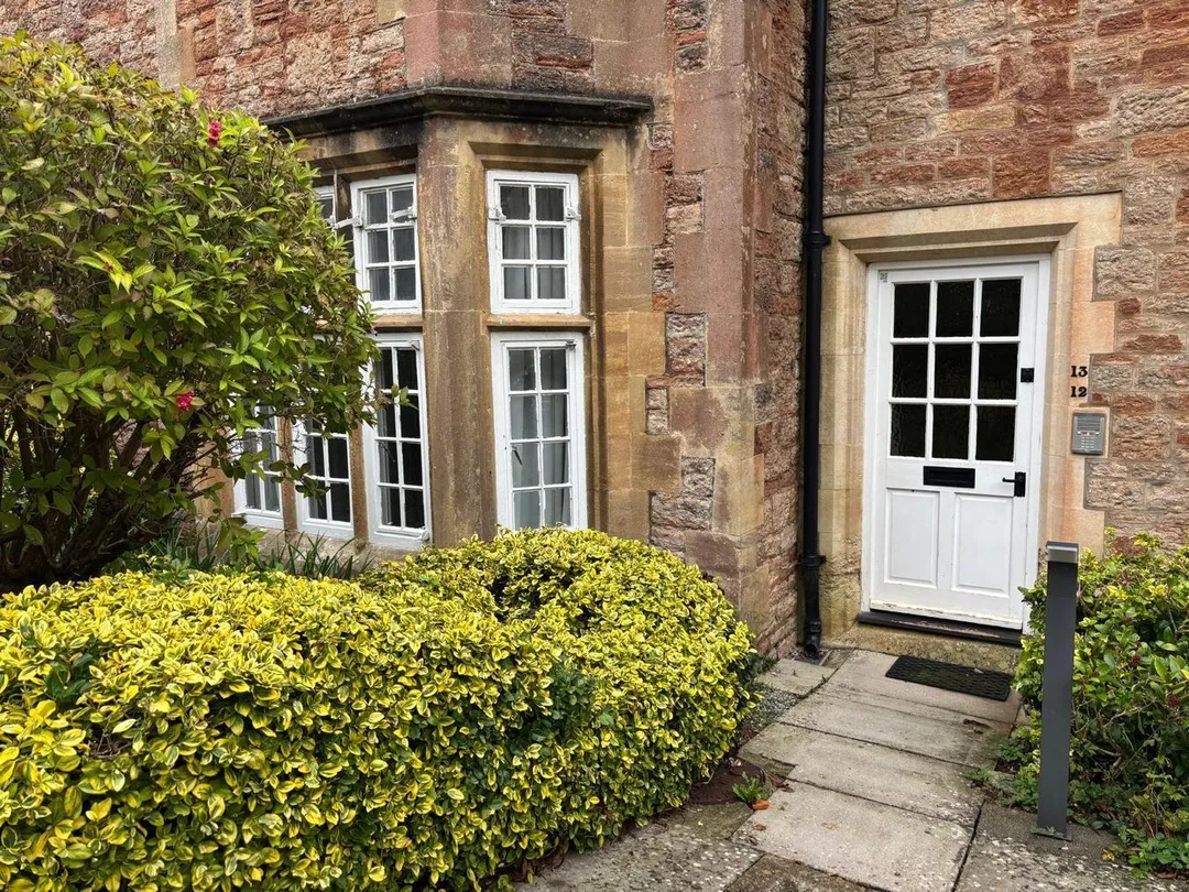 https://mr0.homeflow-assets.co.uk/files/photo/image/47838/1996/_x_/45877088.jpg