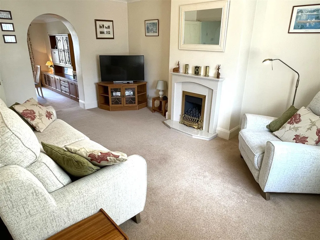 https://mr0.homeflow-assets.co.uk/files/photo/image/47840/0219/_x_/LhFBVdUFUkW5uIm8M9BHBw.jpg