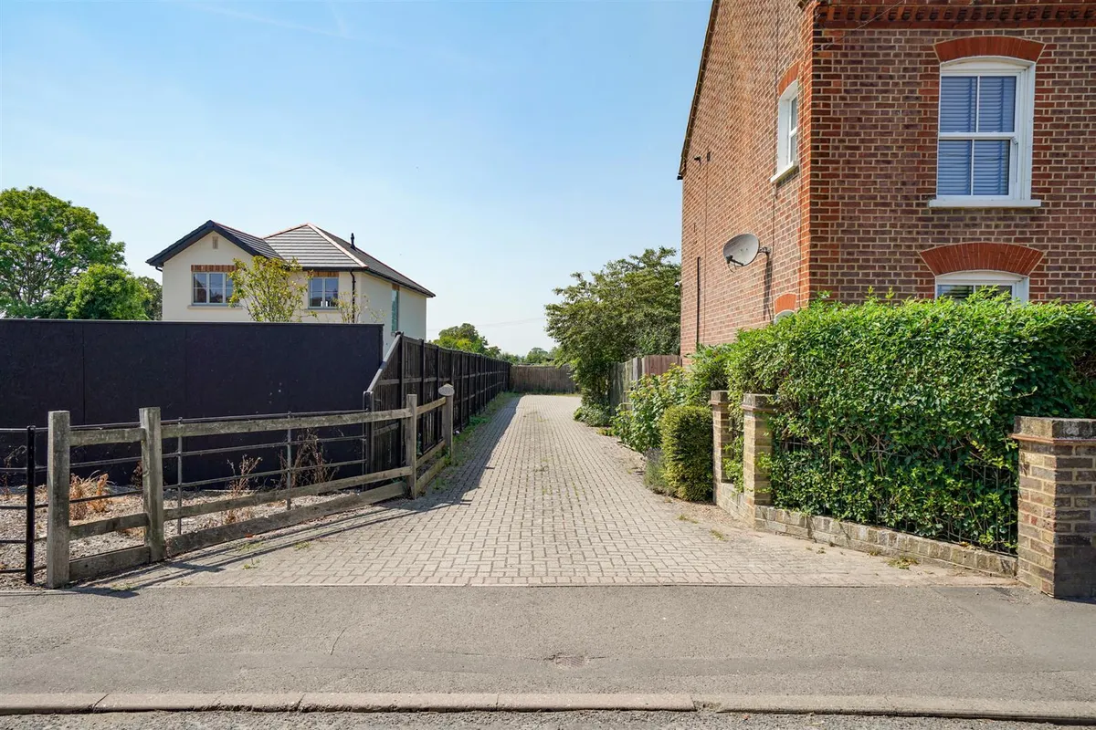 Moor End, Eaton Bray, Bedfordshire, LU6 2HN