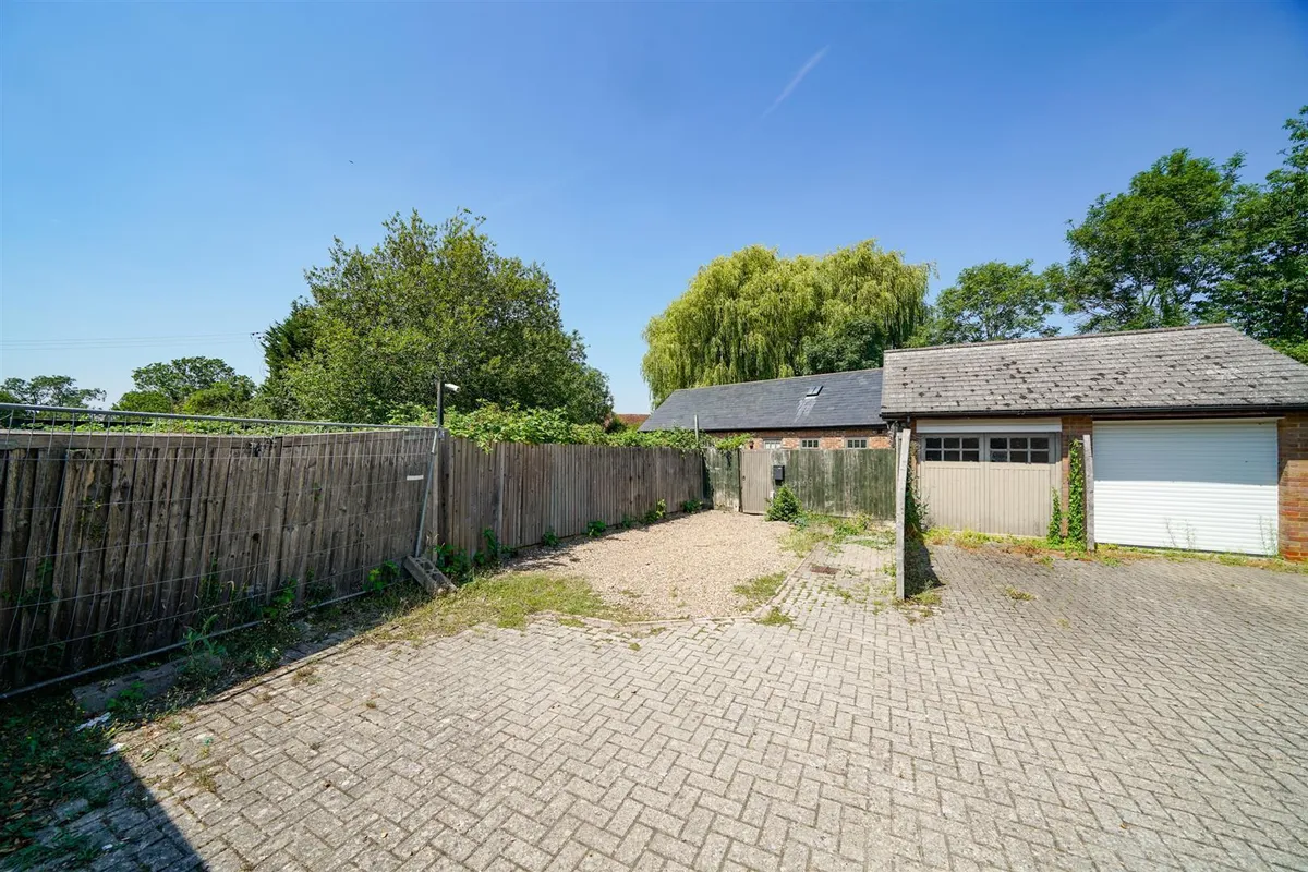 Moor End, Eaton Bray, Bedfordshire, LU6 2HN