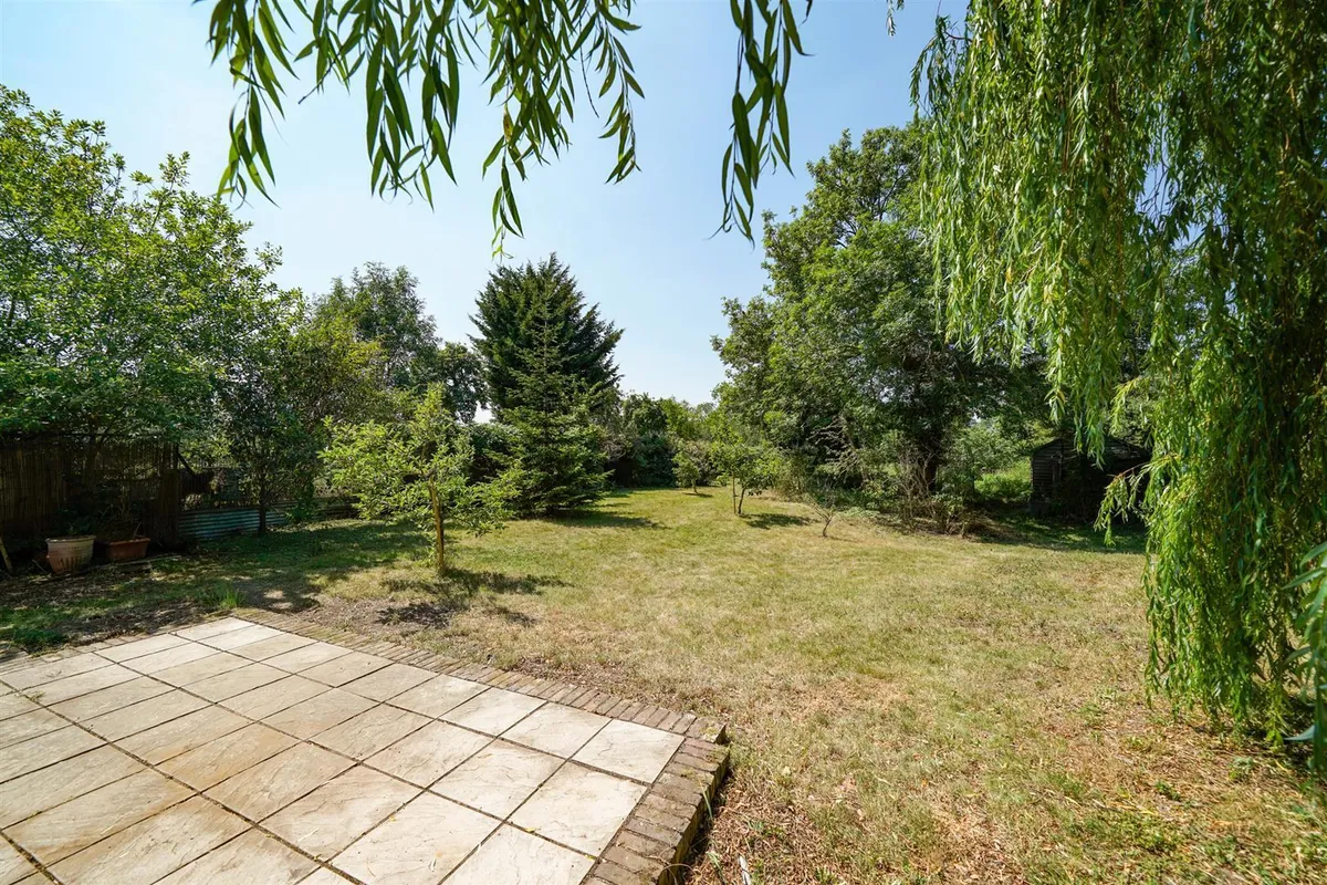 Moor End, Eaton Bray, Bedfordshire, LU6 2HN