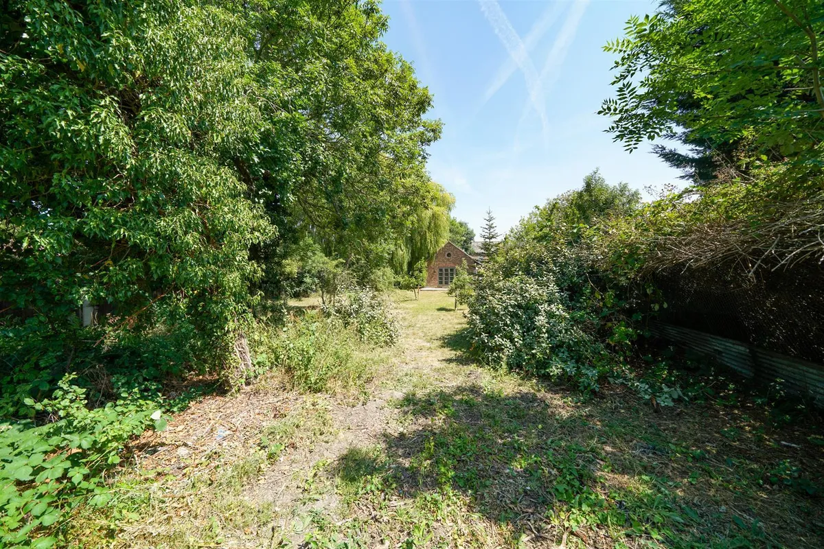 Moor End, Eaton Bray, Bedfordshire, LU6 2HN
