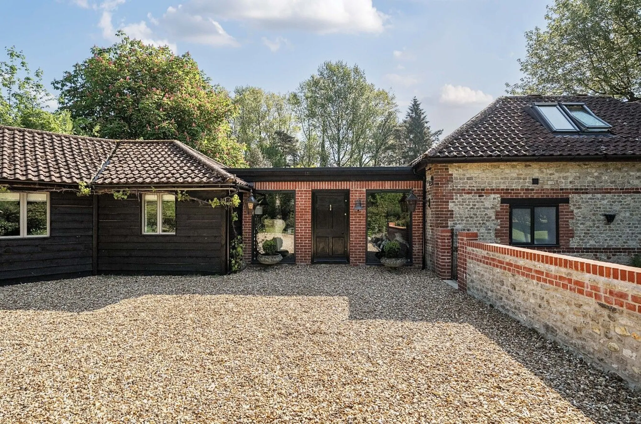 https://mr0.homeflow-assets.co.uk/files/photo/image/47840/9663/_x_/49312105.jpg