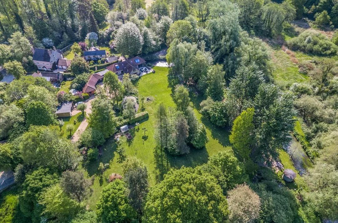 https://mr0.homeflow-assets.co.uk/files/photo/image/47840/9733/_x_/49311818.jpg